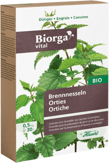 Ein Karton mit Dünger für die Herstellung von pflanzenstärkenden Jauchen und Brühen