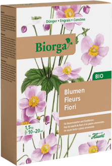 Ein Karton mit Dünger für alle Blumenrabatten, Sommerblumen und Blütenstauden