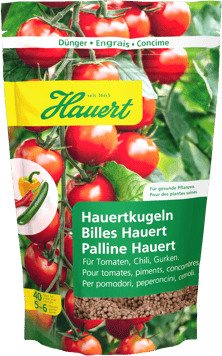 Ein Sack mit Düngerkugeln für Tomaten, Chili, Gurken
