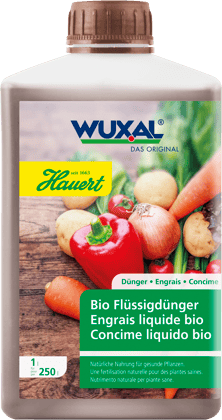Eine Flasche mit Flüssigdünger für Gartenpflanzen