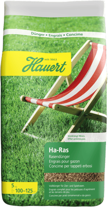 Ein Sack mit Dünger für den Rasen