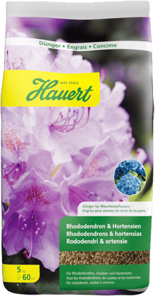 Ein Sack mit Dünger für das Moorbeet