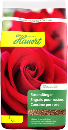 Ein Sack mit Dünger für Rosen