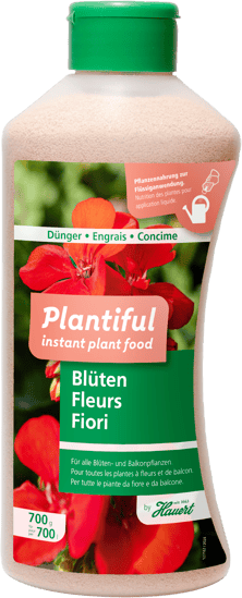 Eine Flasche mit Dünger für alle blühenden Pflanzen auf dem Balkon