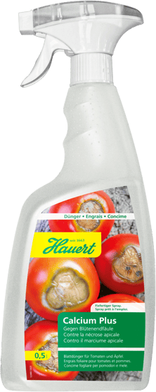 Eine Sprayflasche mit Flüssigdünger zum Bekämpfen von Blütenendfäule