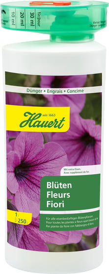 Eine Flasche mit Flüssigdünger für Blütenpflanzen