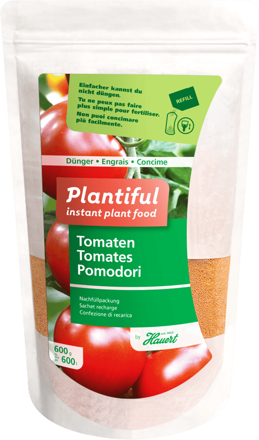 Ein Beutel mit Dünger für Tomatenpflanzen in Töpfen und im Garten