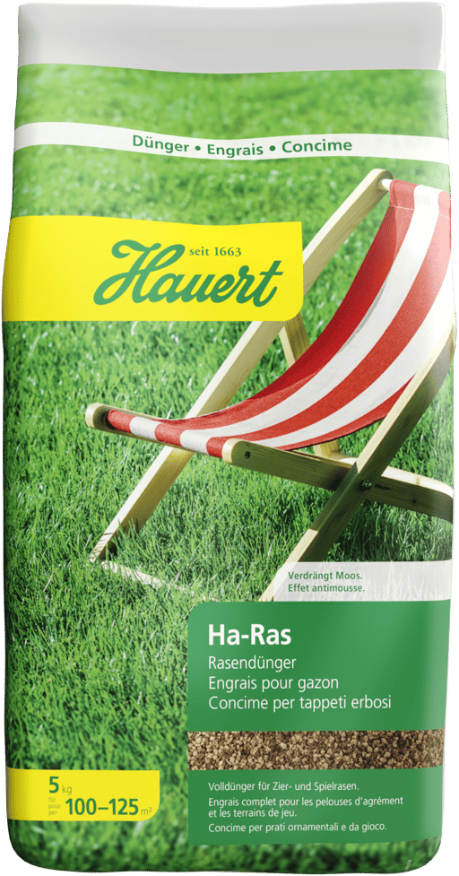 Ein Sack mit Dünger für den Rasen