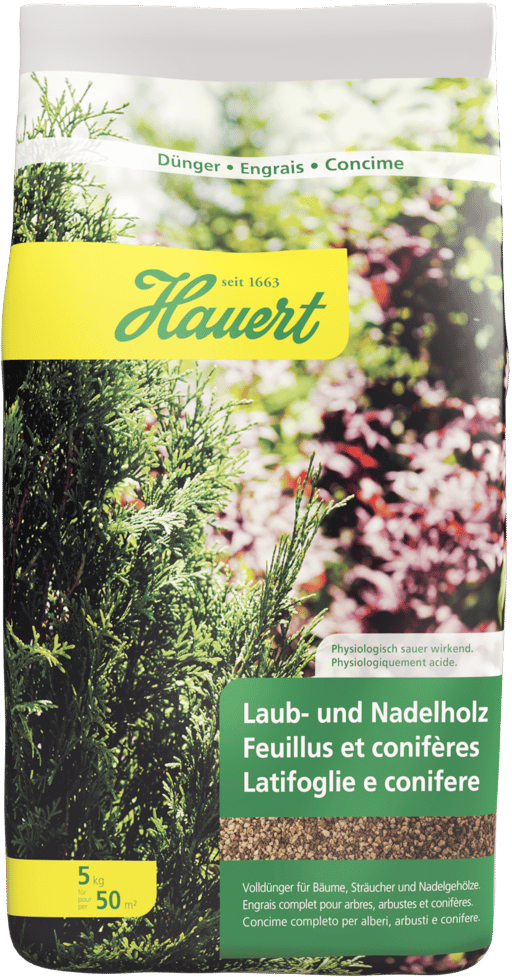 Ein Sack mit Dünger für Sträucher, Laub- und Nadelhölzer