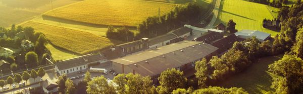 2018_Hauert_Produktion_Luftaufnahme_Imagefilm Screenshot aus dem Imagefilm. Luftaufnahme von der Produktion, Fabrik in Suberg.