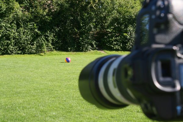 Aufblasbarer Wasserball auf grosser Rasenfläche. Kamera des Fotografen im Vordergrund.
Making-of-Foto vom Shooting für die neuen Packungsbilder, hier während der Aufnahme für die neue Rasen-Tardit-Packung, auf dem Schulhausrasen Grossaffoltern.