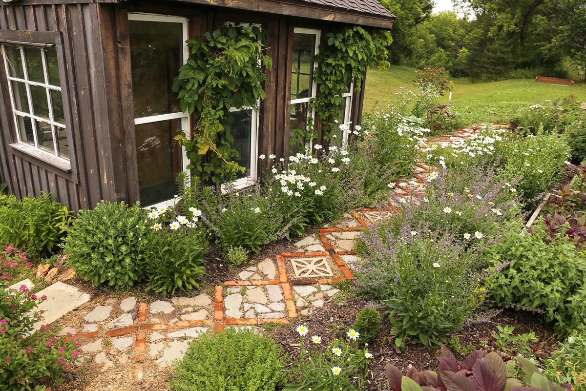 Rostflecken auf Gartenplatten entfernen: so geht's | HAUERT