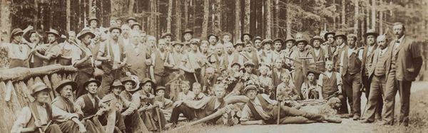 2.07_Chronik_Gerber_Grossaffoltern_1 Die Gerber Alexander und Fritz Hauert (rechts aussen) und ihre eigens fürs Rindenschneiden angestellten Mitarbeiter, um 1910.
(Scan: 2.07_gerberGrossaffoltern_1, Firmen- und Familienarchiv Hauert, Grossaffoltern)