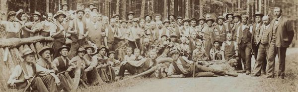 2.07_Chronik_Gerber_Grossaffoltern_1 Die Gerber Alexander und Fritz Hauert (rechts aussen) und ihre eigens fürs Rindenschneiden angestellten Mitarbeiter, um 1910.
(Scan: 2.07_gerberGrossaffoltern_1, Firmen- und Familienarchiv Hauert, Grossaffoltern)