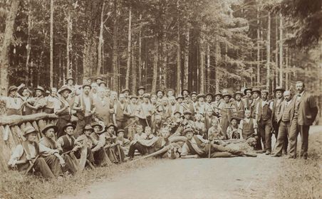 Die Gerber Alexander und Fritz Hauert (rechts aussen) und ihre eigens fürs Rindenschneiden angestellten Mitarbeiter, um 1910.
(Scan: 2.07_gerberGrossaffoltern_1, Firmen- und Familienarchiv Hauert, Grossaffoltern)