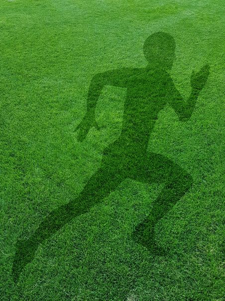 Rasen mit spiralförmigem Muster, gemäht von Mähroboter, Schatten/Umriss von Läufer/Sprinter auf Rasen (Photoshop)