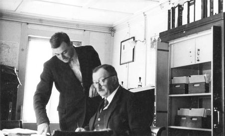 Die Düngerfabrikanten Johann und Alexander Hauert in ihrem Büro, um 1930.
(Scan: 6.05_1930_001)