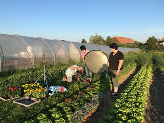 Making-of-Foto vom Shooting für die neuen Packungsbilder, hier während der Aufnahme für die neue Gartensegenpackung, im Dorfgarten Grossaffoltern.